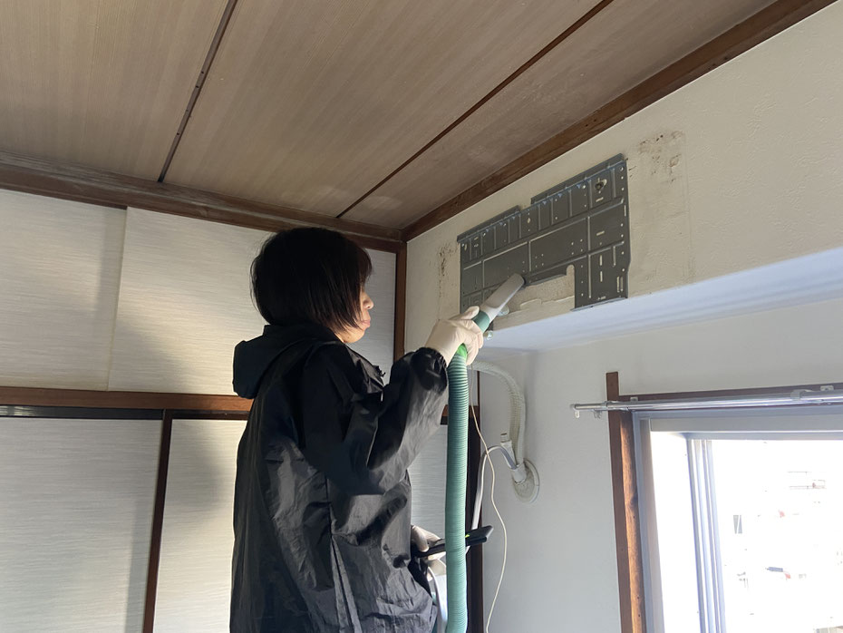 エアコンで隠れている壁を掃除