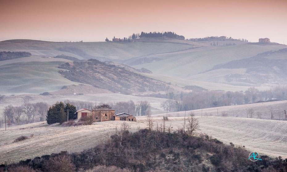 Ansicht von Süden: Podere Cancelli vor Sonnenaufgang, der erste Anblick beim zarten Morgenrot, reifbedeckte Felder