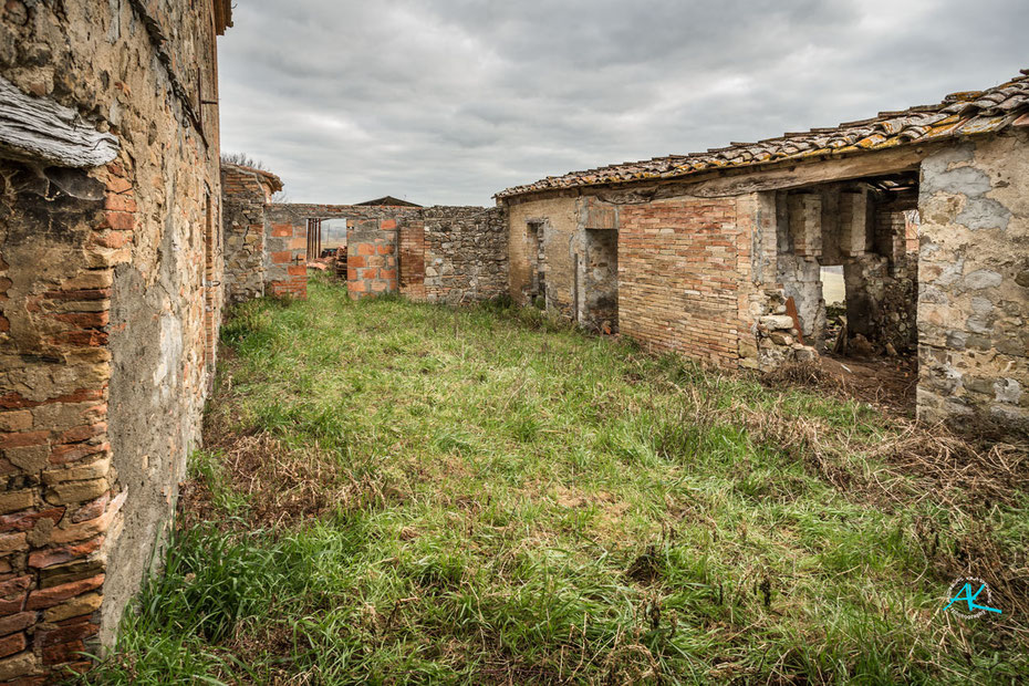 Der Innenhof von Süd nach Nord, links Haus, rechts Studio