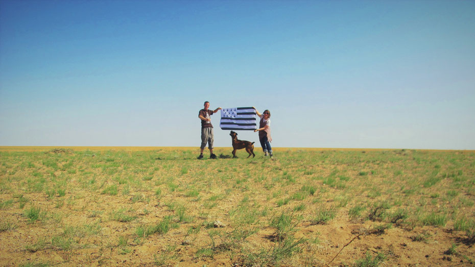 bigousteppes mongolie drapeau breton camion mercedes chien