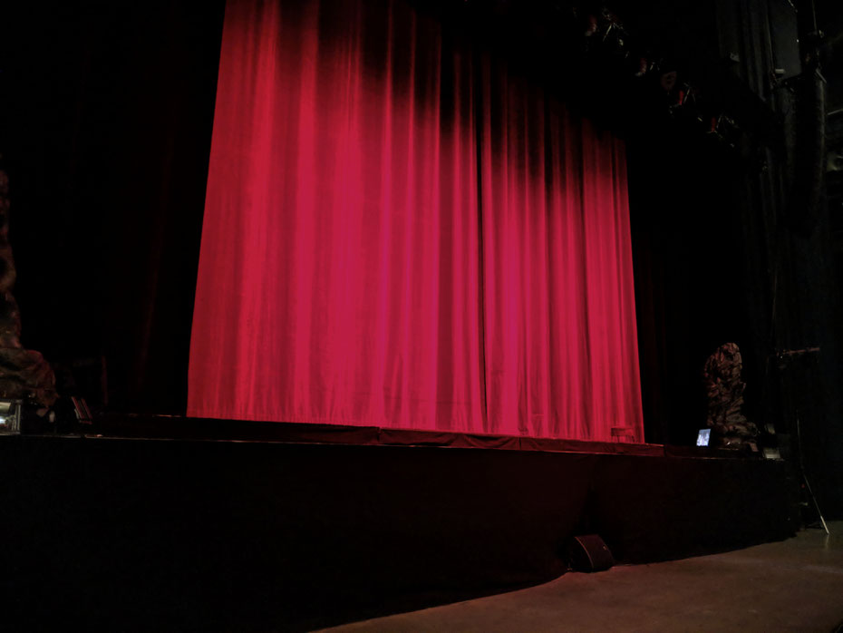Aufgrund der Urheberrechte, sind Fotos während des Musicals leider verboten.