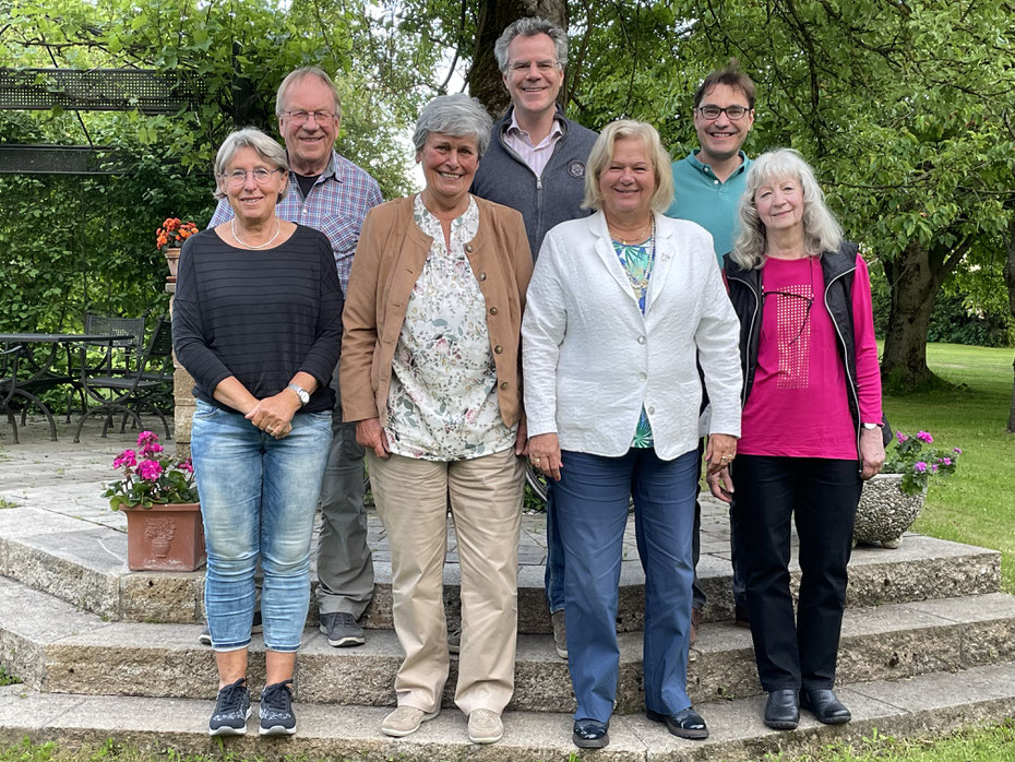 Vorstand von links nach rechts-vorne: Edeltrud Scheckel, Elke Koch, Dr. Karin E. Oechslein (Vorsitzende), Angelika Merxmüller. Hinten: Bruno Scheckel, Philipp Reichardt-Nein, Thomas Rieder.