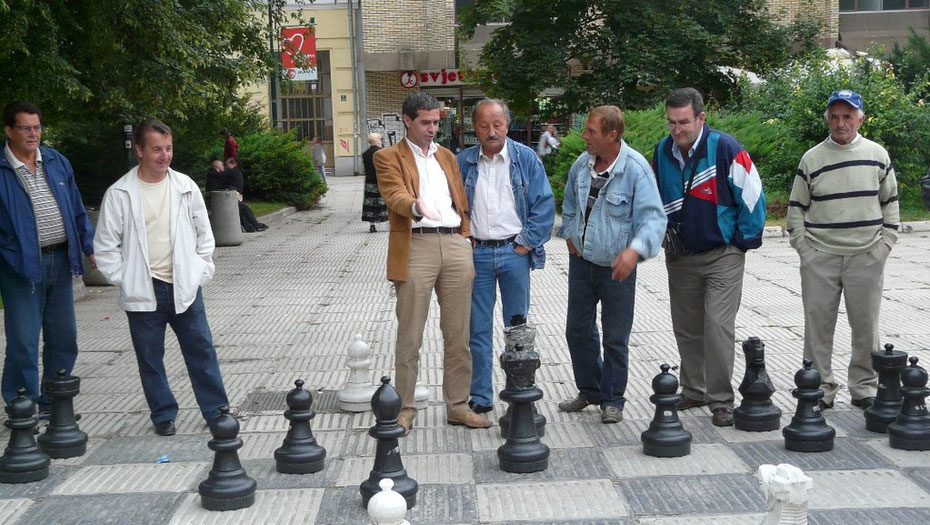 " La c'est sur il faut mettre le cavalier en F5 et lui prendre son fou.." Echiquier géant sur une place de Sarajevo.