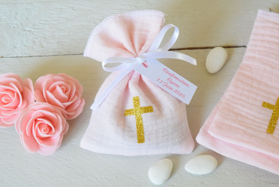 Pochon dragées double gaze rose ballerine & croix dorée - baptême communion