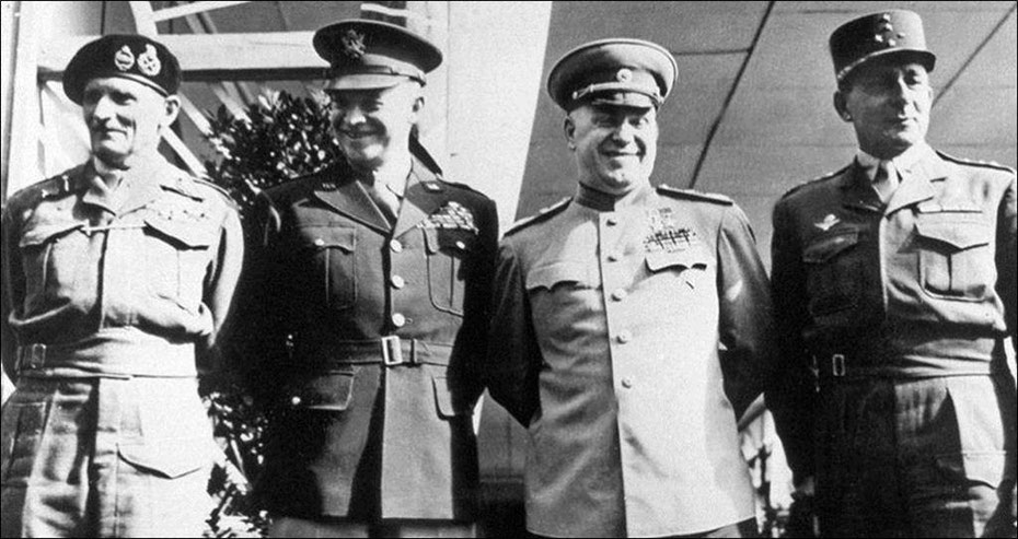 Les vainqueurs d’Hitler à Berlin le 5 Juin 1945 : Le maréchal Montgomery (GB), le général Eisenhower (USA), le maréchal Joukov (URSS) et le général de Lattre de Tassigny (France)