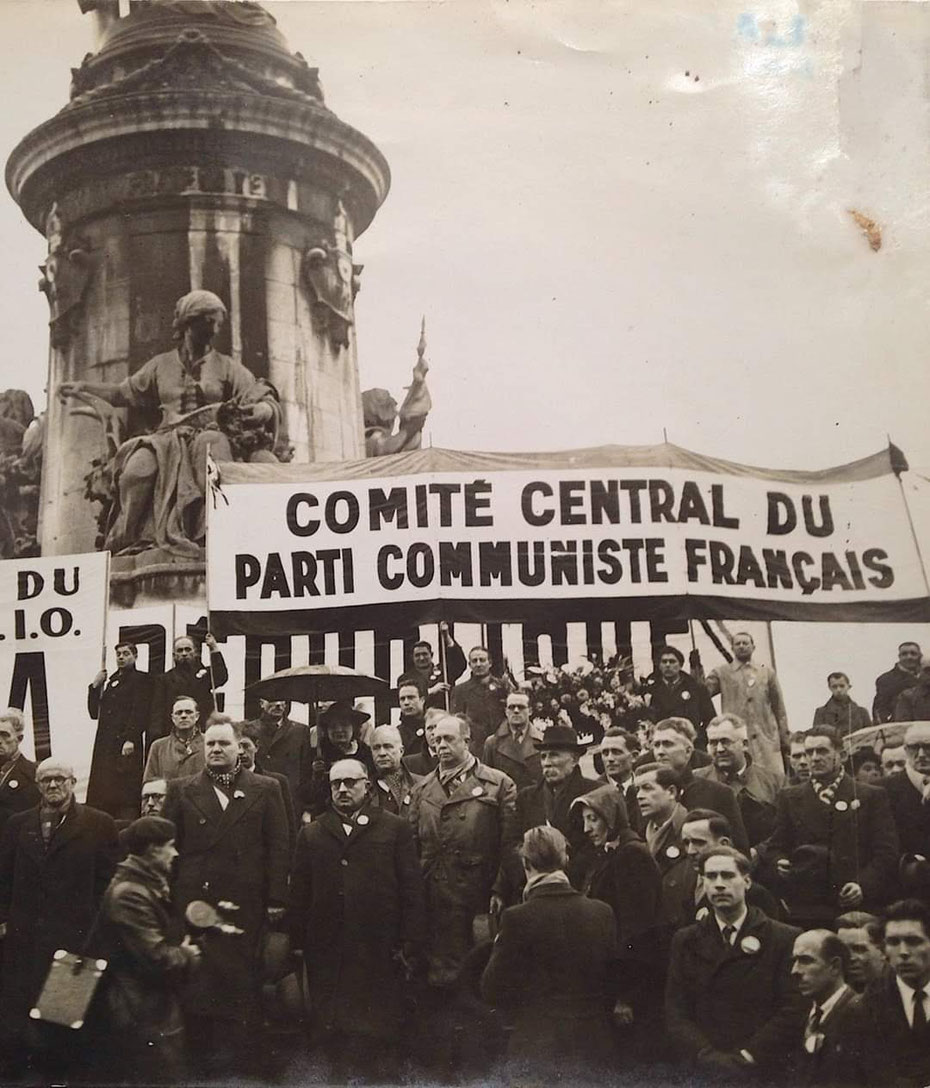 Le Comité central du PCF sous la statue de la fraternité, place de la république.