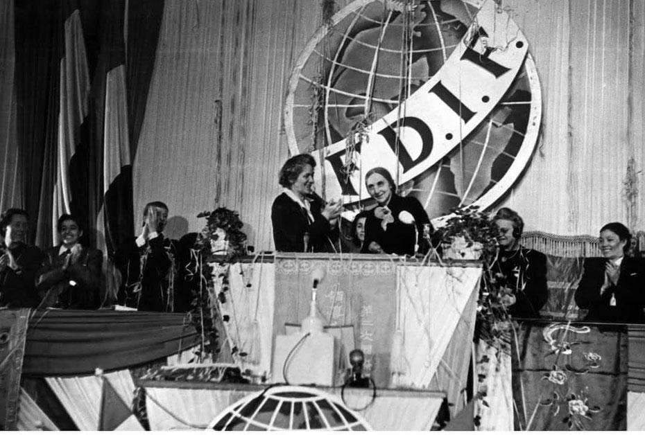 Eugénie Cotton à l'issue du Congrès de la FDIF tenu à Budapest (1948 ), chaleureusement applaudie par Jeannette Vermeercht, déléguée française
