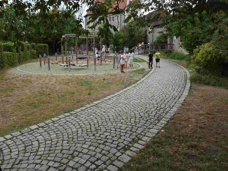 Dieser Spielplatz an der Stadtmauer in Neustadt soll zum Inklusionsspielplatz umgebaut werden.