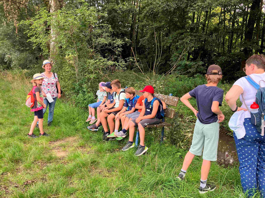 Pause im Schatten: Beim Ferienprogramm der LAG Aischgrund lernten die Kinder Karpfen, Kormoran und Fischreiher, aber auch Biber und Bisamratte kennen.