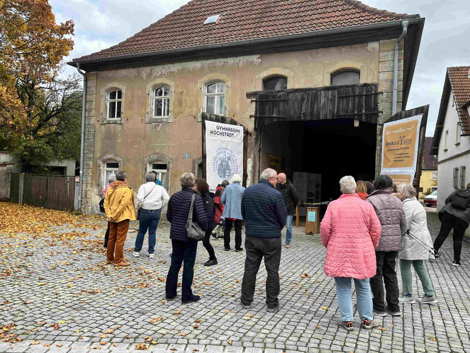 Christian Plätzer vom Verein "Forum Alte Synagoge Mühlhausen" informierte die Reiseteilnehmer über die Besonderheiten des Gebäudes. Foto: LAG Aischgrund/Andrea Pinsenschaum
