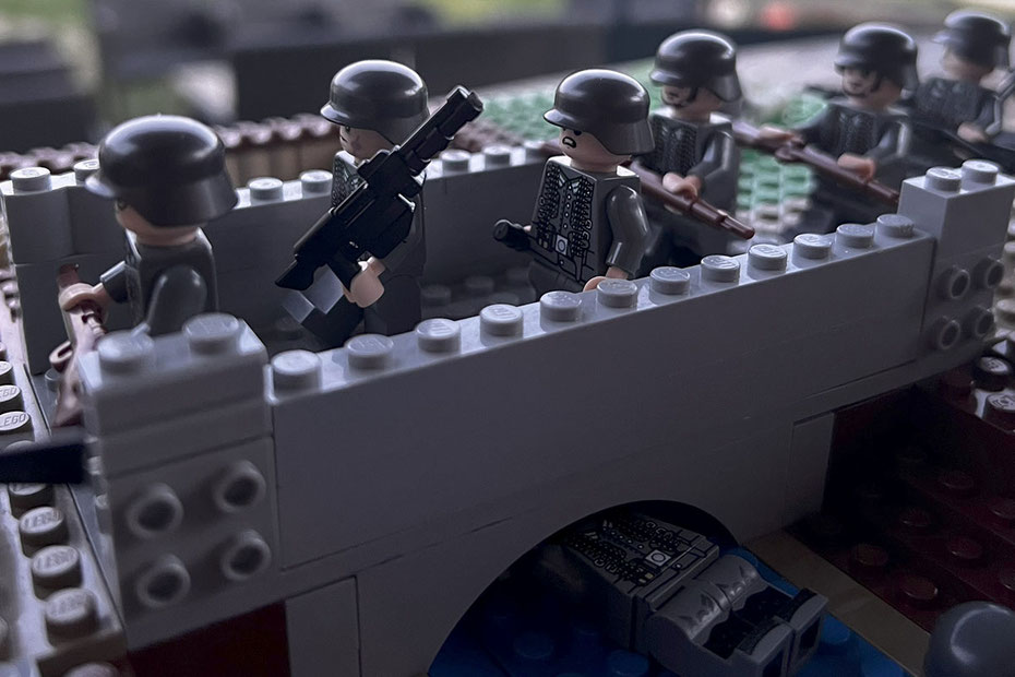 Création LEGO® inspirée de la Seconde Guerre mondiale, avec mise en scène militaire et détail de reconstitution.