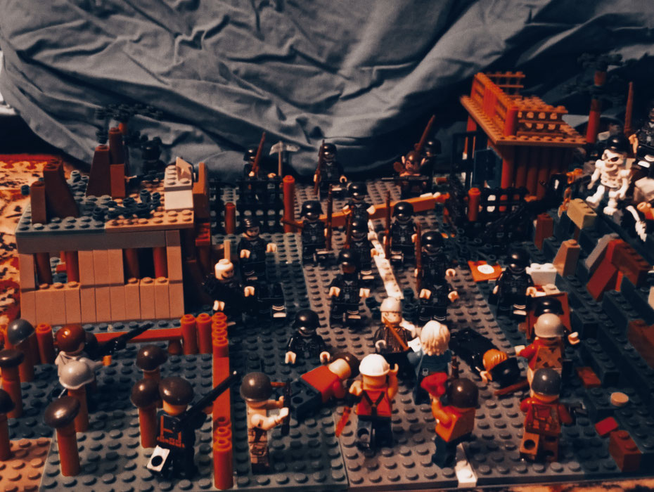 Diorama LEGO® forêt maudite – affrontement nocturne soldats contre créatures