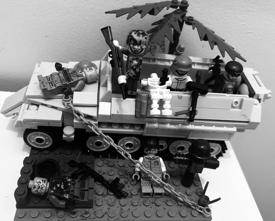 Scène LEGO® Halloween – zombies attaquent maison de résistant américain