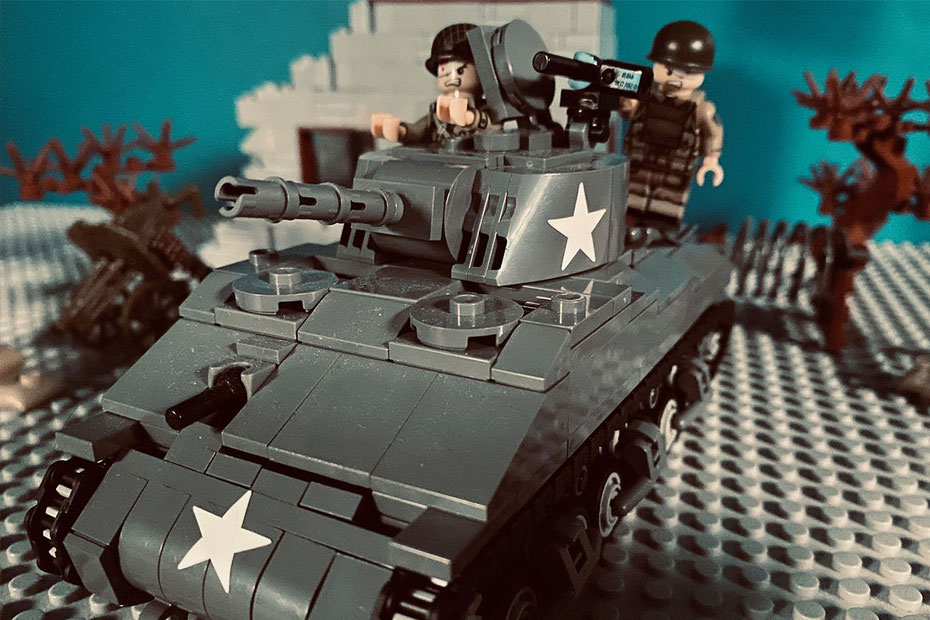 Diorama LEGO® sur la Libération de 1944, entre guerre mondiale, mémoire historique et retour à la paix.