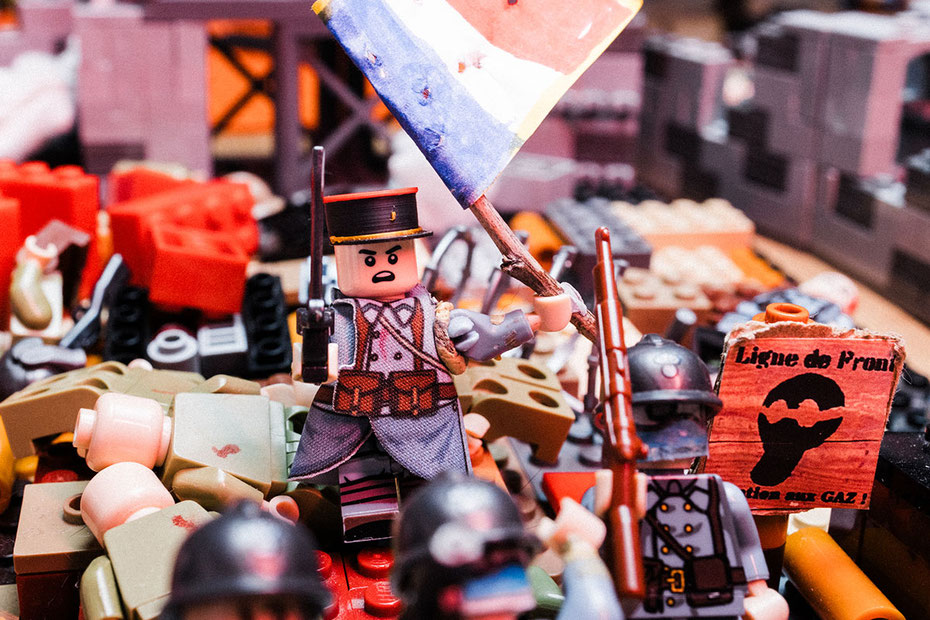 Diorama LEGO® du concours photo BPZC 15 représentant une scène de guerre mondiale avec soldats et décor historique.