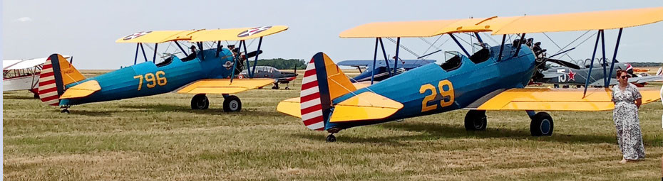 Vol d’un biplan historique dans le ciel de l’aérodrome de Blois