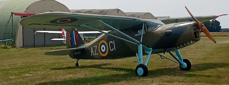 Vue de profil d’un avion ancien prêt au décollage