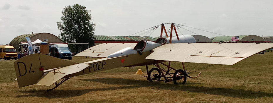 Photographie d’un avion vintage lors d’un événement aérien