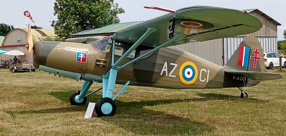 Vue de profil d’un avion ancien prêt au décollage