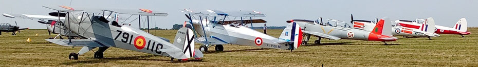 Biplan de collection photographié au sol durant le fly-in de Blois