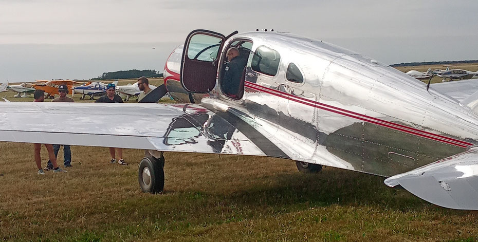 Public rassemblé autour des avions soviétiques présentés par la YakoTeam