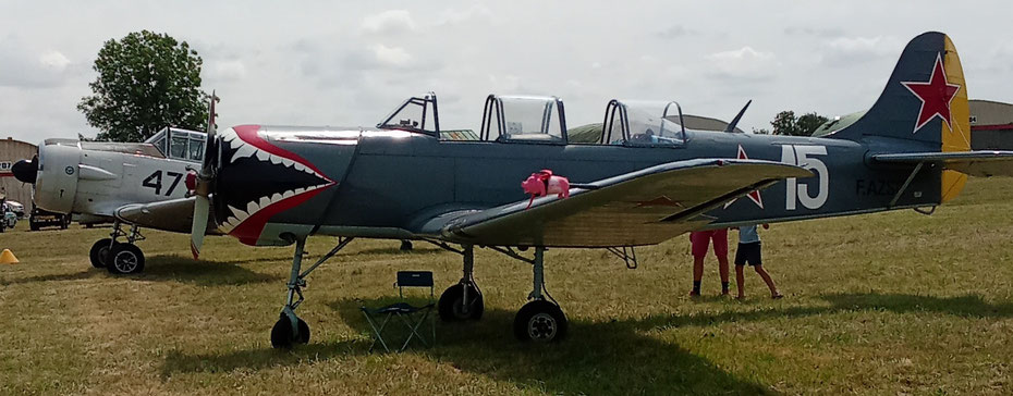 Avion de collection dans une ambiance rétro
