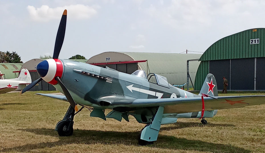 Démonstration d’un avion soviétique par la YakoTeam au fly-in Aéro-Passion de Blois