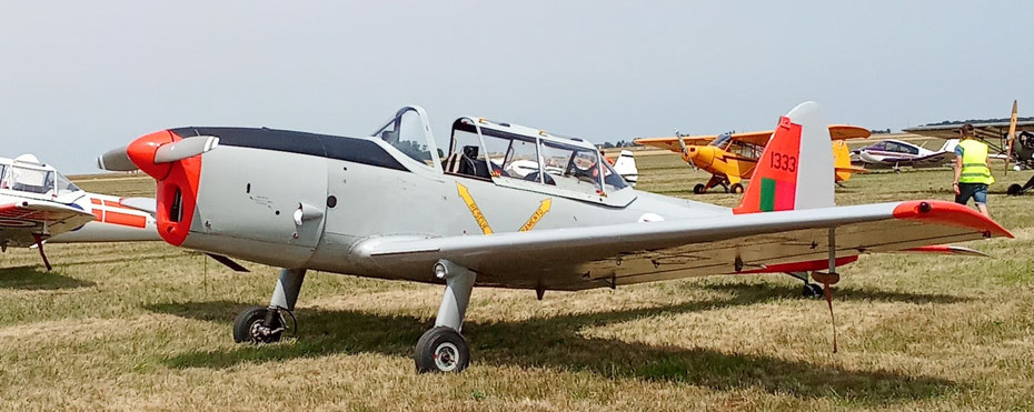 Vue de profil d’un avion ancien prêt au décollage