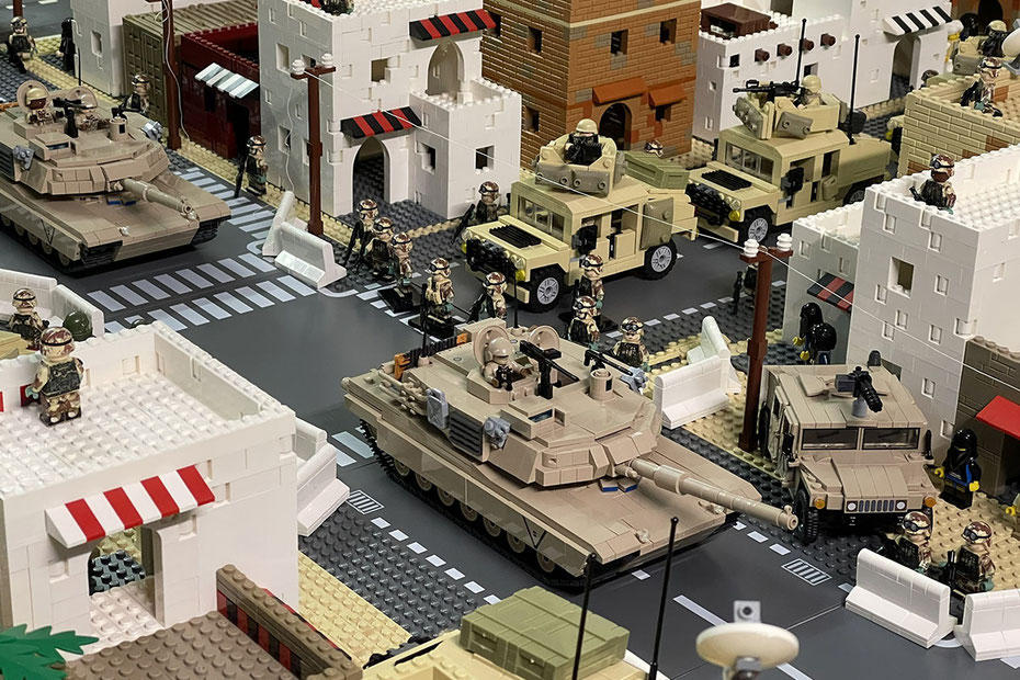 Maquette militaire LEGO® avec véhicule blindé WW2 dans une scène de combat du concours BPZC.