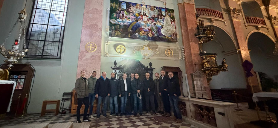 Mitglieder des „Club 41 Wörthersee“ in der Klagenfurter Stadtpfarrkirche St. Egid vor dem „versteckten“ Eingang zur Ernst-Fuchs-Kapelle. Oberhalb: Das von Fuchs angefertigte Abendmahl mit verschiedenen Andeutungen.