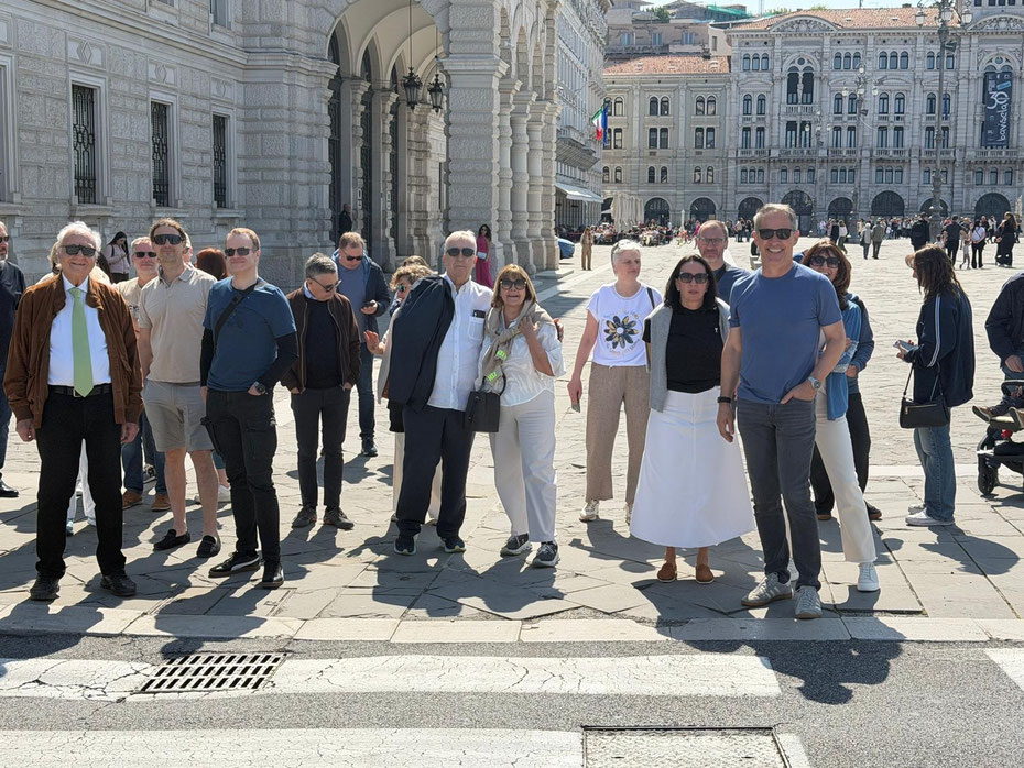 Im „Herzen“ der alten Hafenstadt: Gruppenbild mit 41ern samt charmanter Begleitung und italienischen Vereinskollegen. Bei dem Abstecher von Grado nach Triest wurde die Altstadt mit ihren eindrucksvollen Bauten besichtigt.