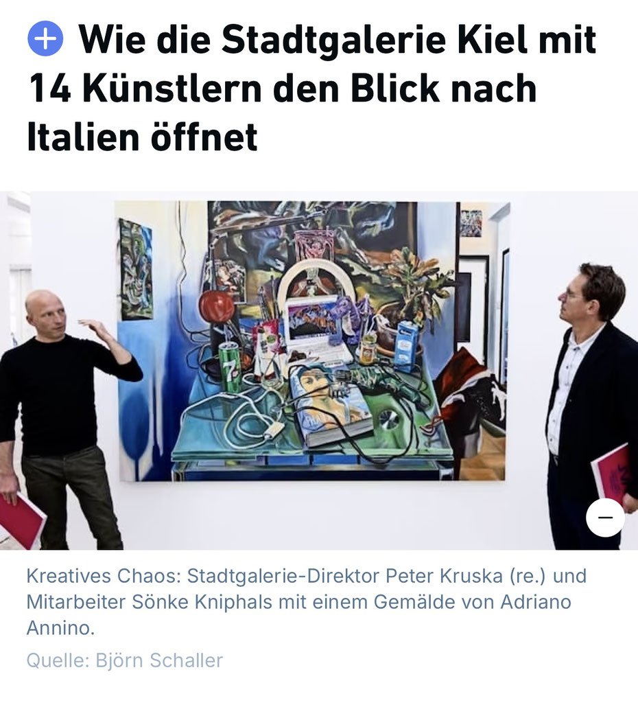 Il direttore della Stadtgalerie Peter Kruska (re.) e il collaboratore Sönke Kniphals con un dipinto di Adriano Annino. City Gallery Director Peter Kruska (r.) and  Employee Sönke Kniphals with a painting by Adriano  Annino. KIELER NACHRICHTEN 15 June 2024