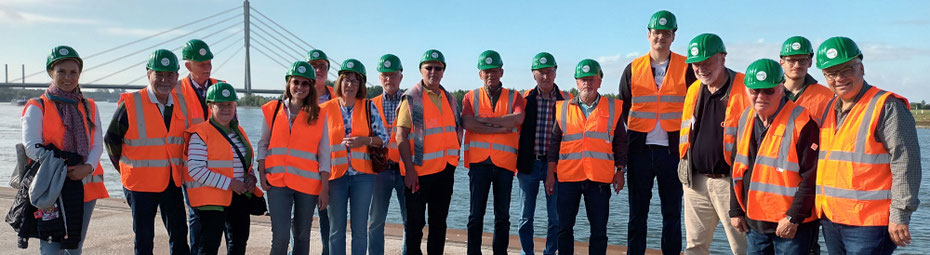 Die Teinehmenden am Rheinufer © Cleve