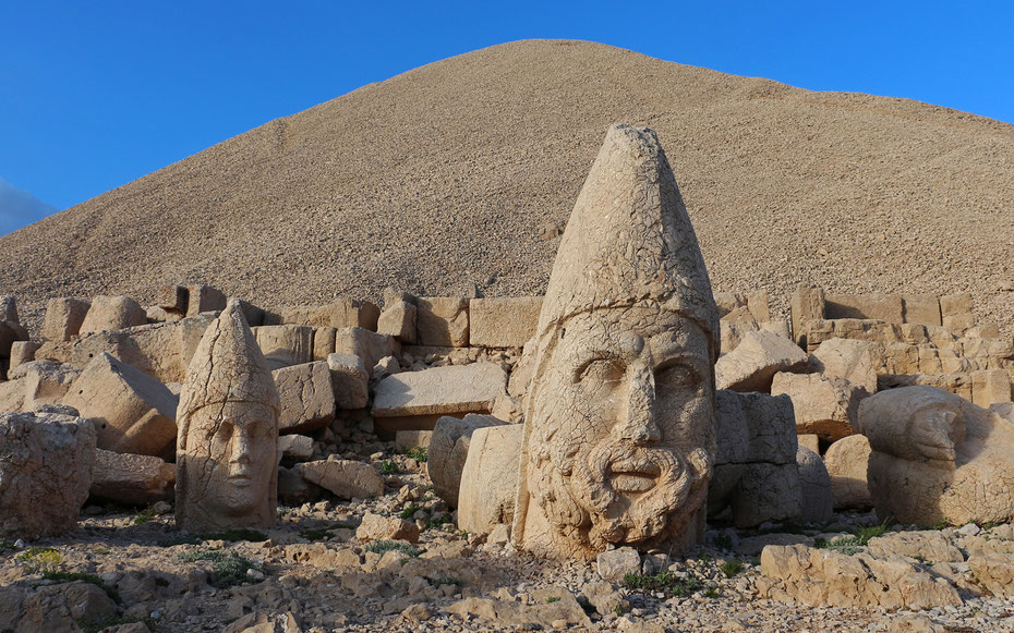 世界遺産「ネムルト・ダー」、西テラスの首像群