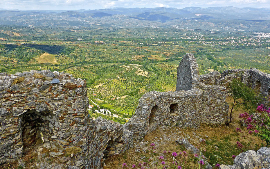 世界遺産「ミストラの考古遺跡」、古都スパルタを見下ろす高さ620mほどの山中に残る城塞跡