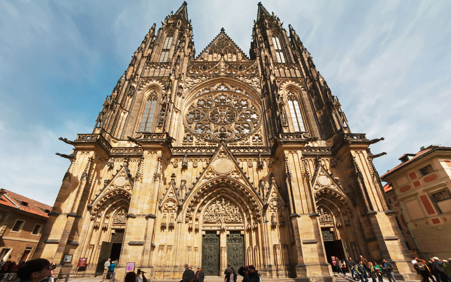 世界遺産「プラハ歴史地区」、チェコのゴシック建築を代表する聖ヴィート大聖堂の西ファサード 