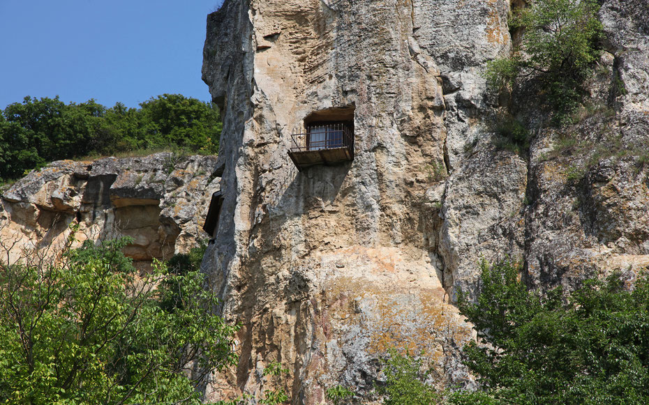 世界遺産「イヴァノヴォの岩窟教会群」、断崖に刻まれた聖母聖堂の窓