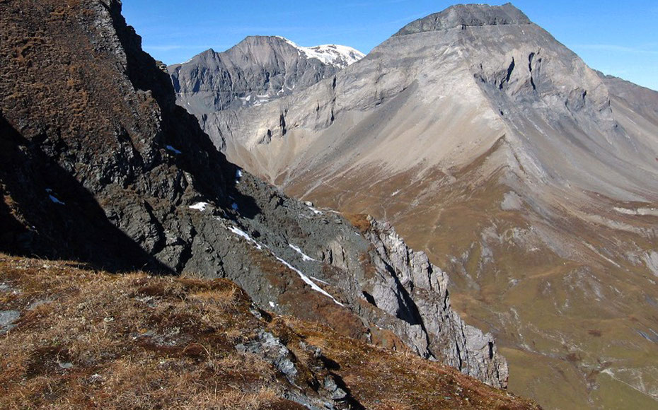 世界遺産「スイスのサルドーナ地殻変動地帯」、グラールス・アルプスのピッツ・セグナス（左）とピッツ・ドルフ（右）