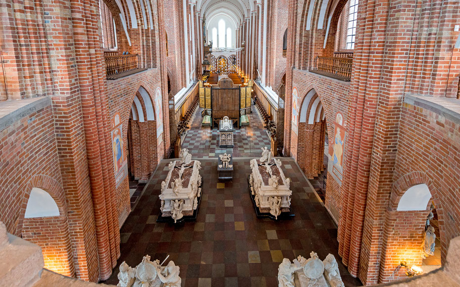 世界遺産「ロスキレ大聖堂」、内陣から身廊を眺める。下は内陣の石棺群、その上はクワイヤ 