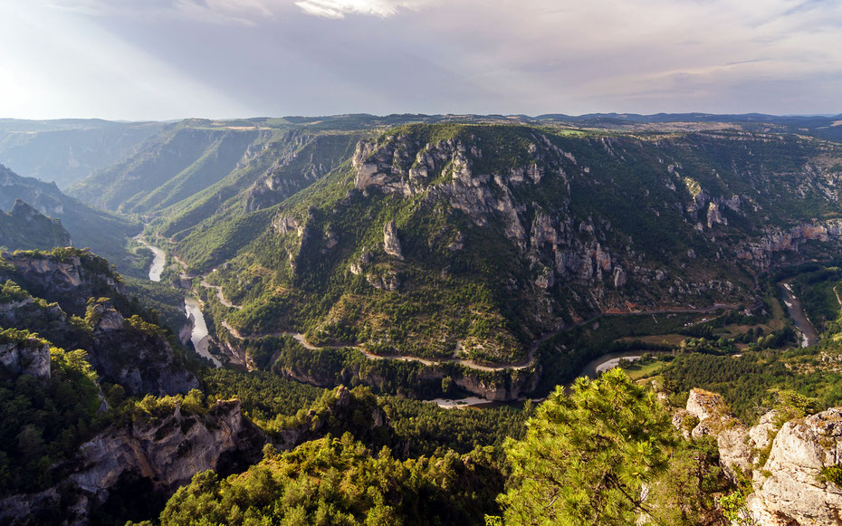 世界遺産「コースとセヴェンヌ、地中海農牧業の文化的景観」、タルヌ峡谷、ロック・デズルトゥーのパノラマ。下を流れているのはタルヌ川  