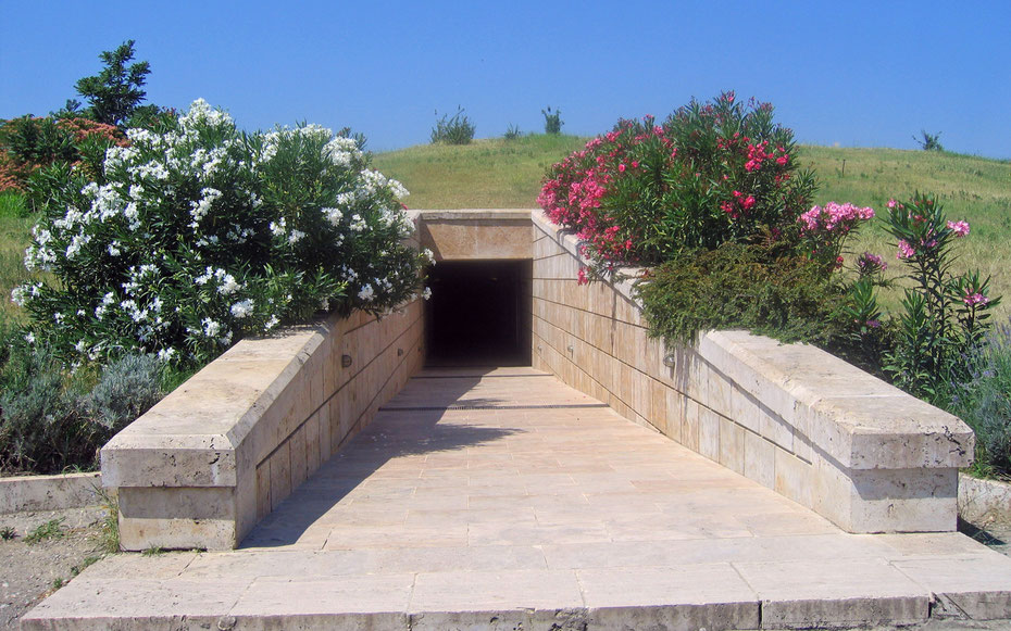 世界遺産「エゲの考古遺跡［現在名ヴェルギナ］」、直径110m・高さ13mを誇るフィリッポス２世の墳丘墓