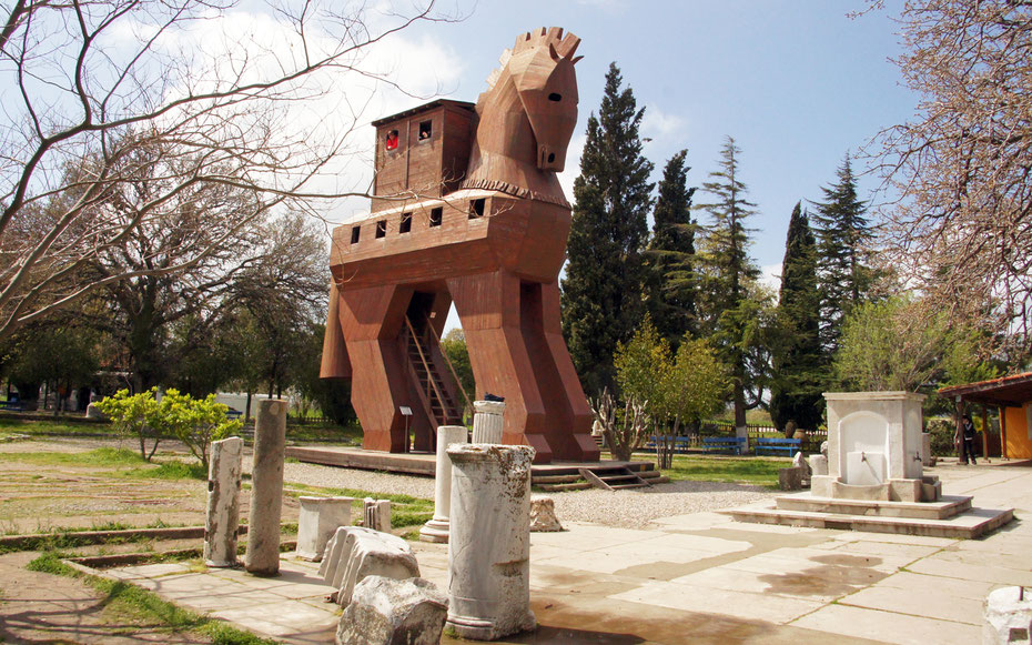 世界遺産「トロイの考古遺跡」、エントランス付近に建設されたトロイの木馬の記念碑 