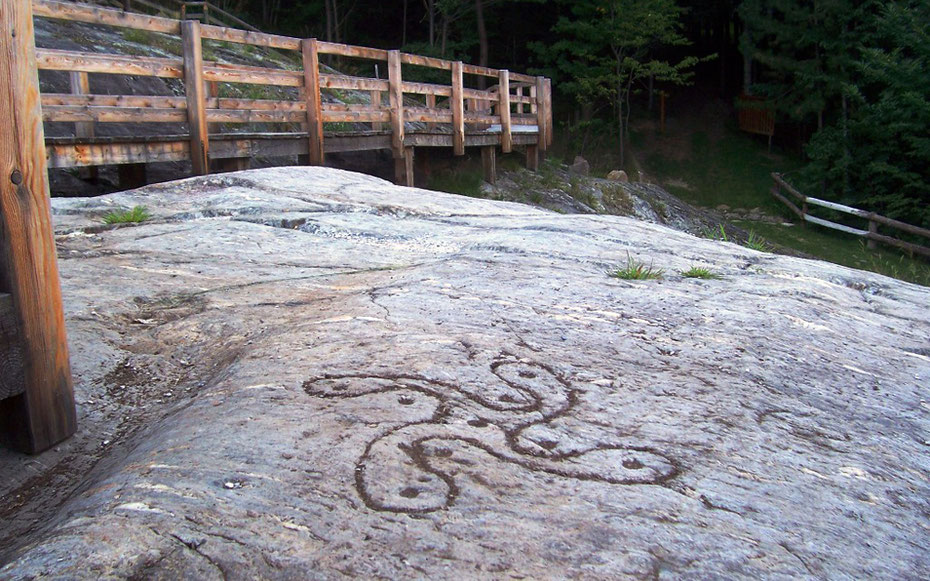 世界遺産「ヴァルカモニカの岩絵群」、セッレロ市立公園のローザ・カムーナ