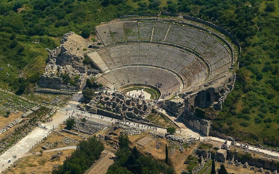 世界遺産「エフェソス」、上空から見た大劇場。その前の通りはマーブル通り、左はアルカディアン通り