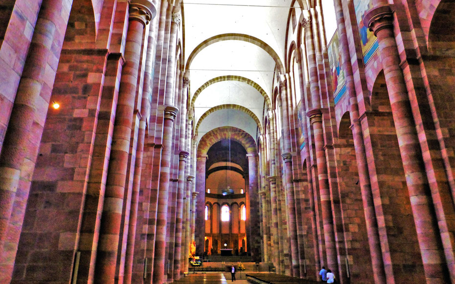 世界遺産「シュパイアー大聖堂」、身廊からアプスを望む。上は半円アーチと交差ヴォールトの石造天井、柱は黄色と赤砂岩を並べたポリクロミア、柱と柱の間にはフレスコ画が見える