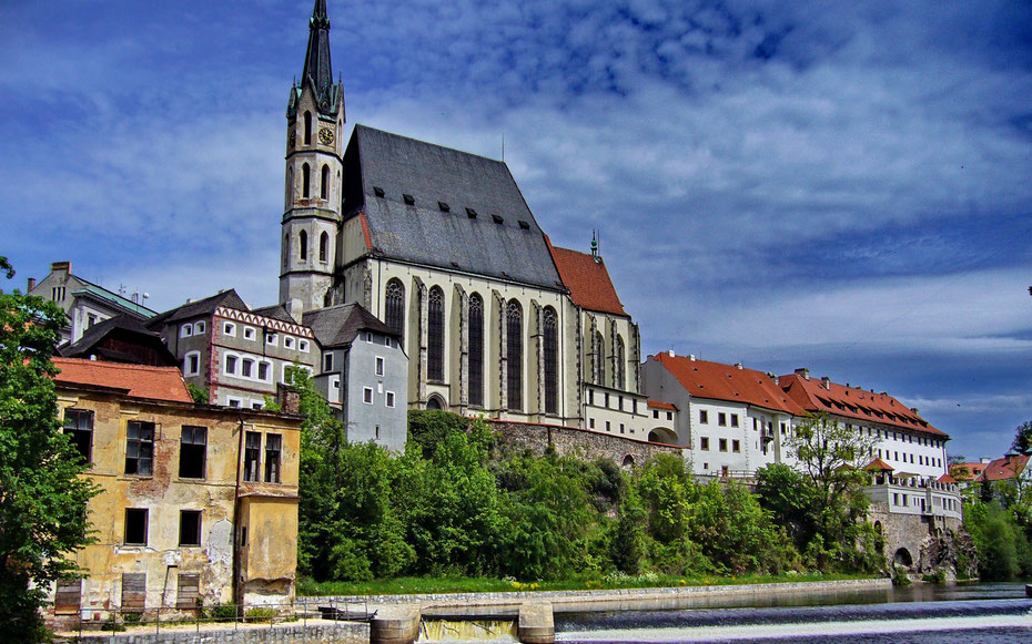 世界遺産「チェスキー・クルムロフ歴史地区」、聖ヴィート教会。その右の白に赤屋根の建物が旧イエズス会大学