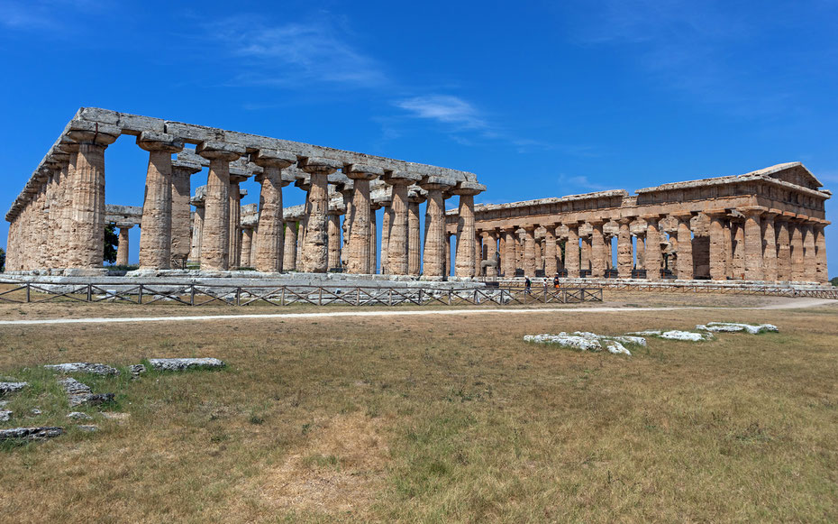 世界遺産「パエストゥムとヴェリアの古代遺跡群を含むチレント・エ・ヴァッロ・ディ・ディアノ国立公園とパドゥーラのカルトゥジオ修道院」のパエストゥム、左がヘラ神殿、右がネプチューン神殿