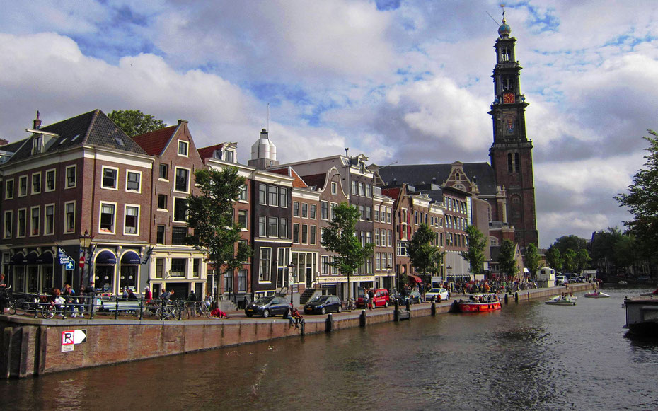 世界遺産「アムステルダムのシンゲル運河内の17世紀の環状運河地区」、プリンセン運河。奥はウェスター教会、その手前がアンネ・フランクの家 (C) Martin Furtschegger