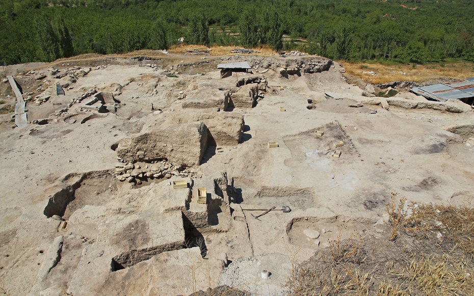 世界遺産「アルスランテペの墳丘」、墳丘上の遺跡群 