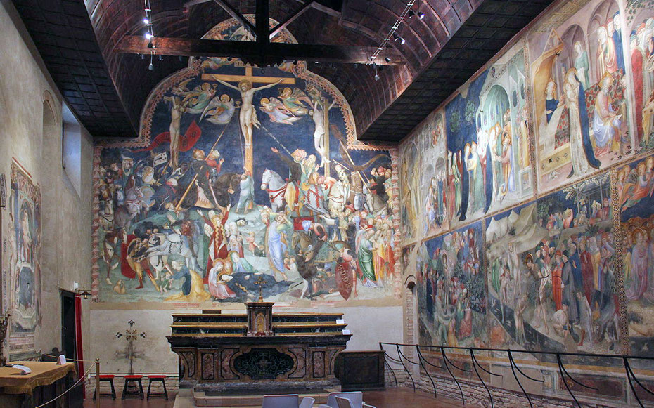 世界遺産「ウルビーノ歴史地区」、サン・ジョヴァンニ・バッティスタ礼拝堂のフレスコ画。正面が「イエスの磔刑図」